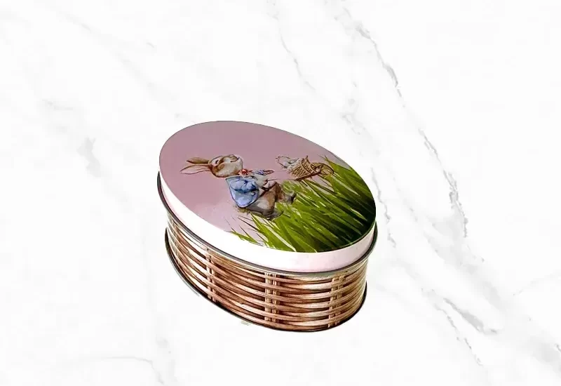 Компактна великденска кутия с 10 шоколадови яйца в разноцветен станиол.