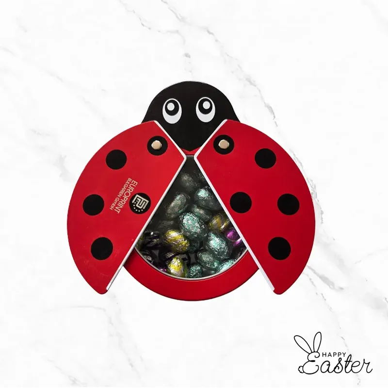 Метална великденска калинка с отварящи се крила, пълна с цветни шоколадови яйца.