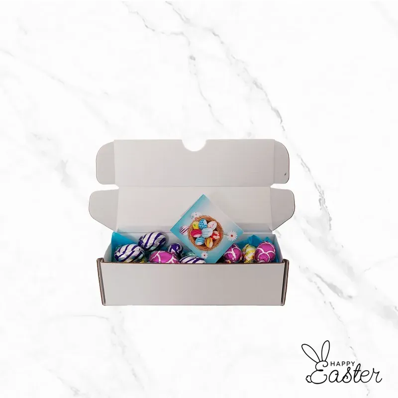 омпактна великденска кутия Small & Big с шоколадово зайче и цветни яйца, изработена от бял картон.