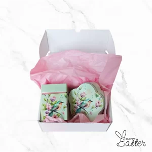 Tea & Treats включва две метални кутии с вкусно съдържание и стилен дизайн.