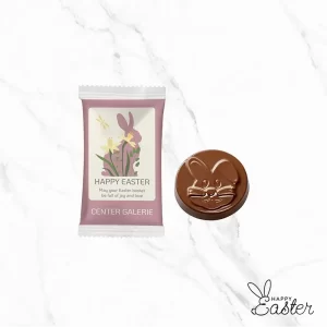 от премиум млечен шоколад с минимум 35 % какао, тя съчетава високо качество и възможност за брандиране в малък, удобен формат.