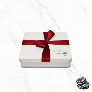 Red Ribbon Big фирмена бонбониера е бяла метална кутия, декорирана с червена панделка